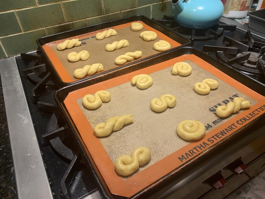 A batch of the Greek dessert koulourakia.