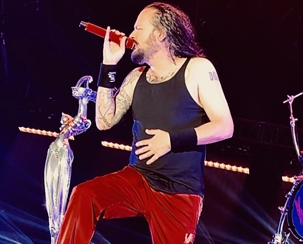 Jonathan Davis sings "Make Me Bad" while rocking his signature Adidas track pants.