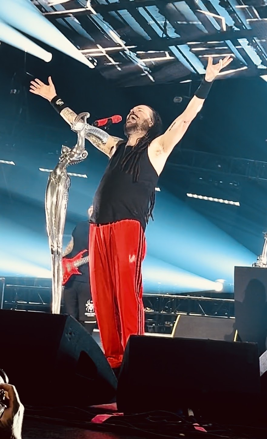 Jonathan Davis sings "Make Me Bad" while rocking his signature Adidas track pants.