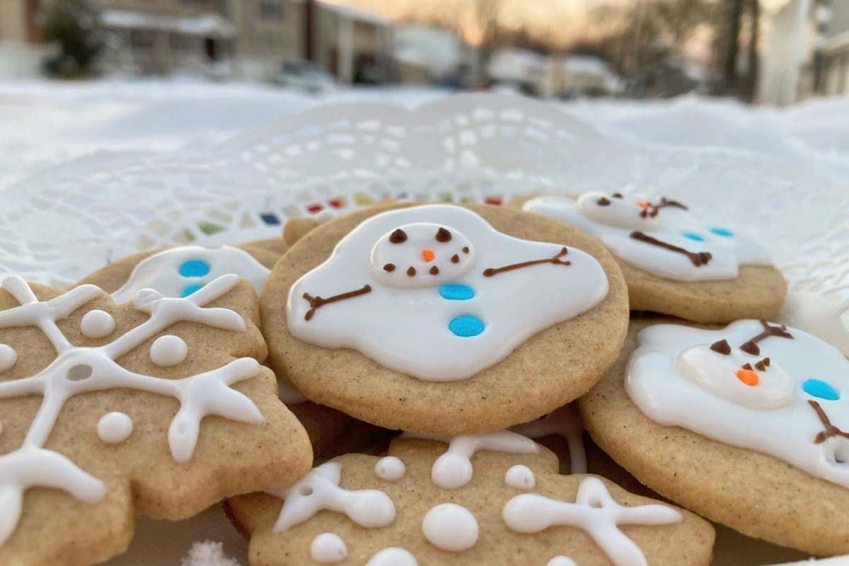 With the recent snowfall and decrease in temperature, winter seems to have just begun. These snowman cookies are a treat to be enjoyed during the winter season.