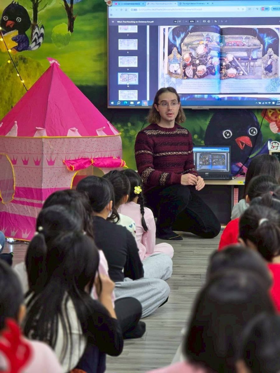 Evan Keeton '21 teaching and reading, “A Visit from St. Nicholas," as he now works as an English teaching assistant in local elementary schools in Taitung County, Taiwan.